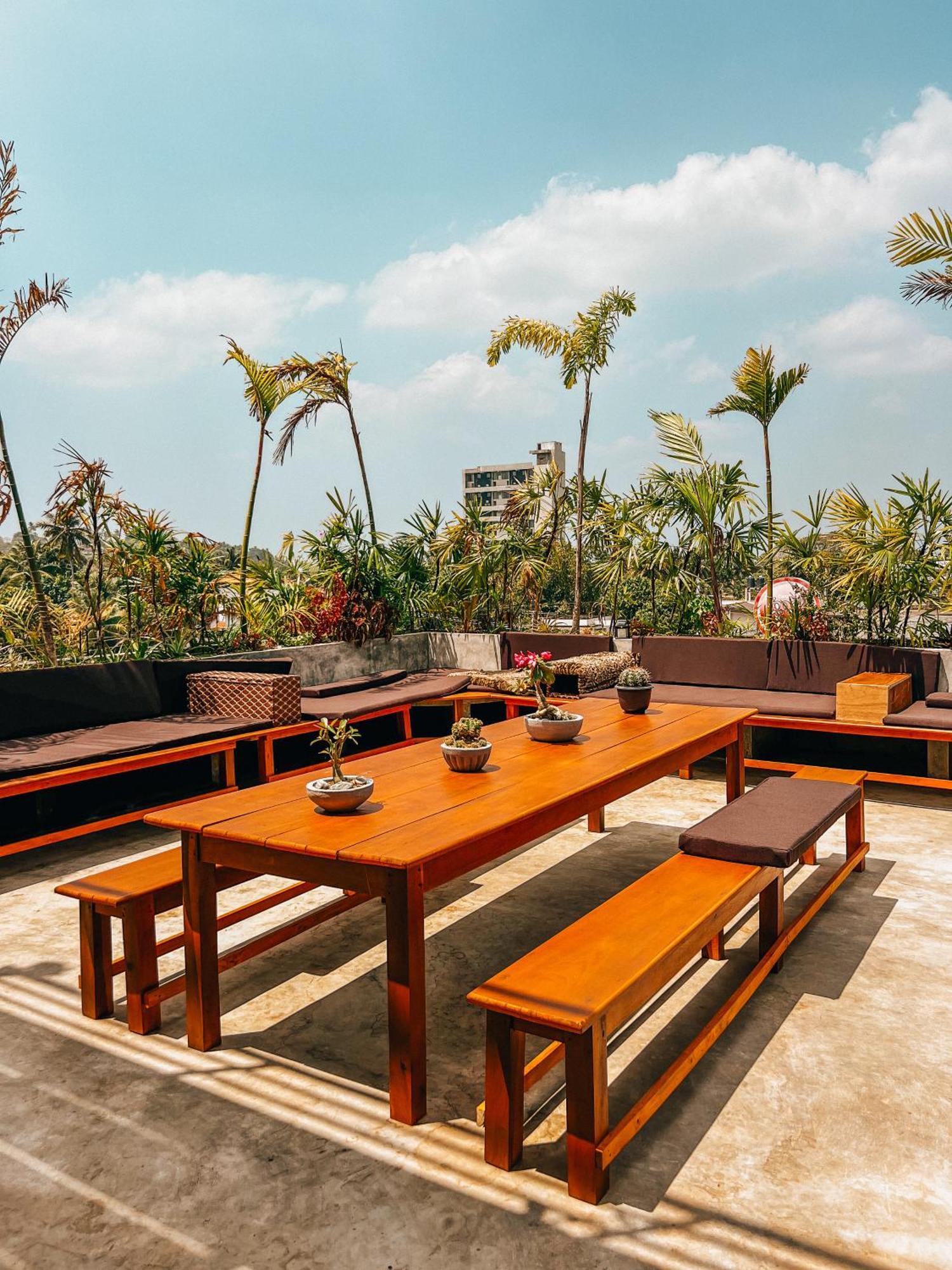 Yasis Surf Lodge Mirissa Dış mekan fotoğraf